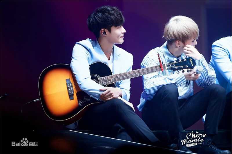 张艺兴(LAY，レイ)演出舞台壁纸壁纸