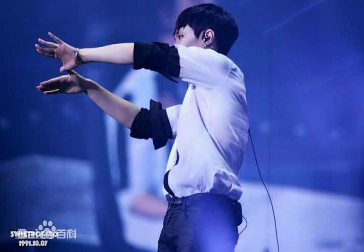 张艺兴(LAY，レイ)演出舞台壁纸壁纸