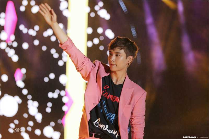 张艺兴(LAY，レイ)演出舞台壁纸壁纸