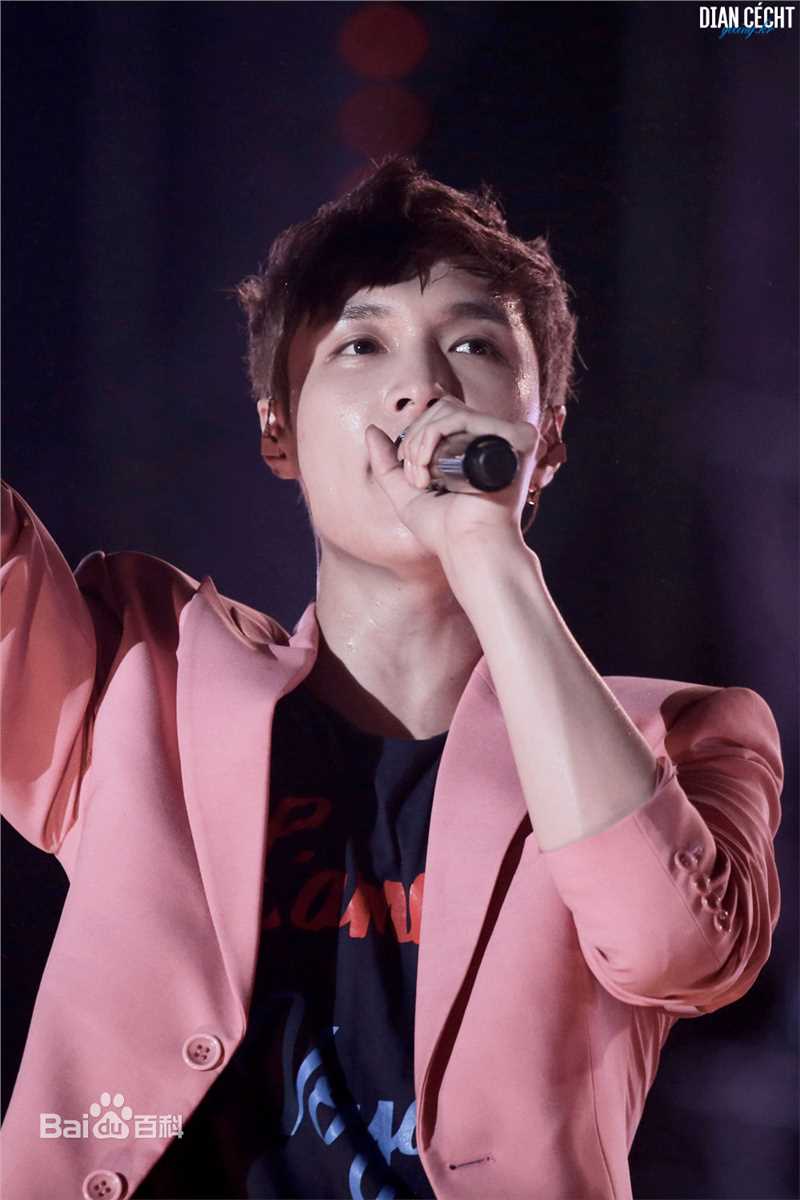 张艺兴(LAY，レイ)演出舞台壁纸壁纸