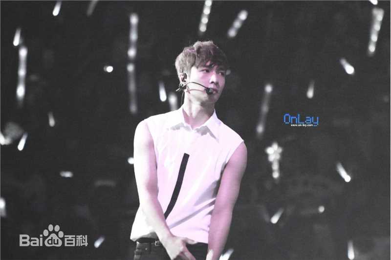 张艺兴(LAY，レイ)演出舞台壁纸壁纸