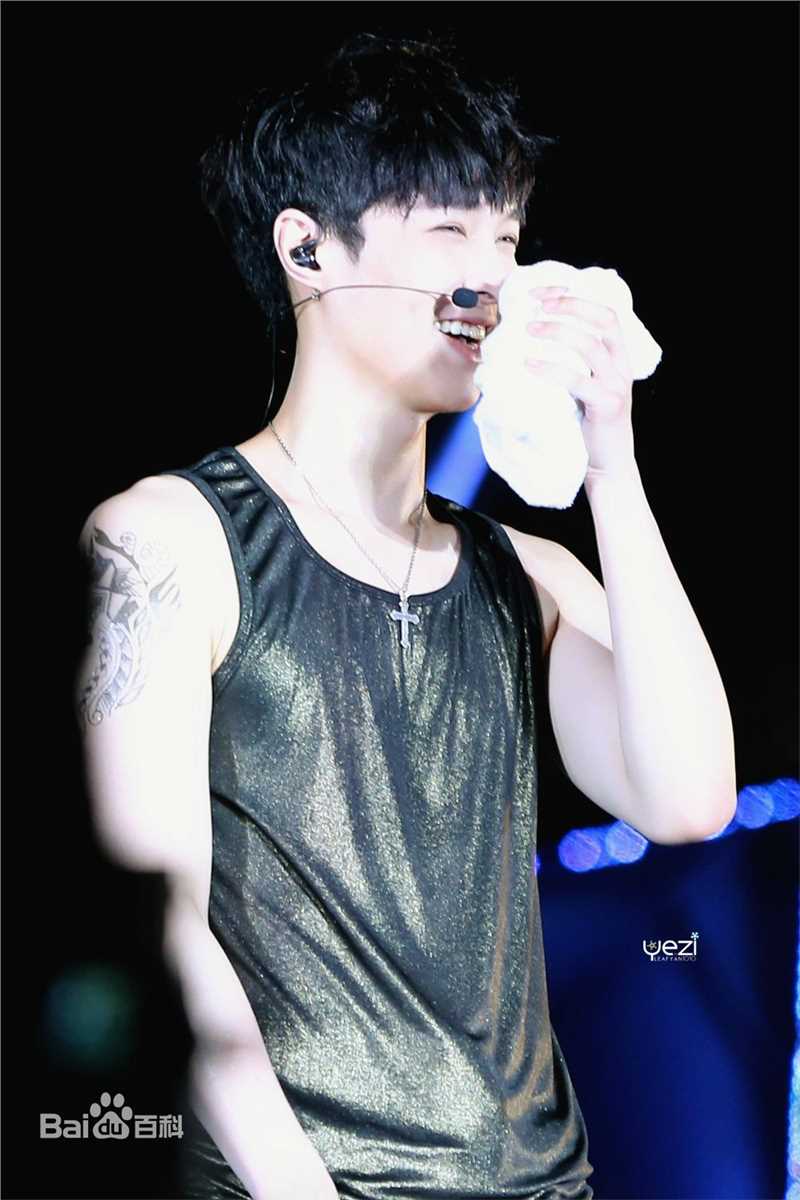 张艺兴(LAY，レイ)演出舞台壁纸壁纸