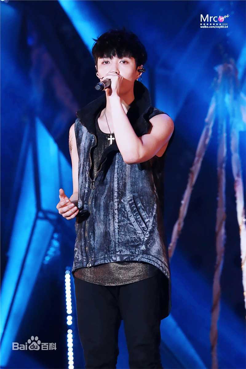 张艺兴(LAY，レイ)演出舞台壁纸壁纸