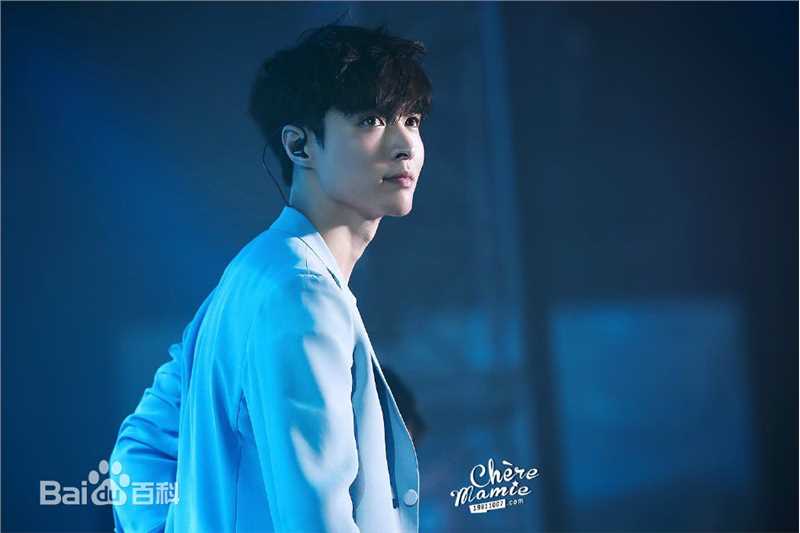 张艺兴(LAY，レイ)演出舞台壁纸壁纸