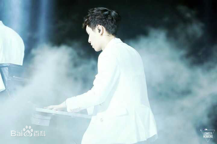 张艺兴(LAY，レイ)演出舞台壁纸壁纸