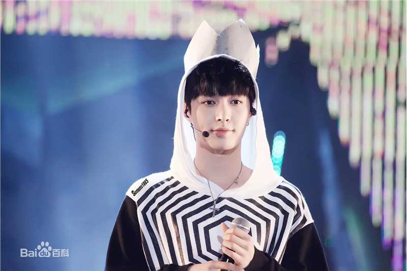 张艺兴(LAY，レイ)演出舞台壁纸壁纸