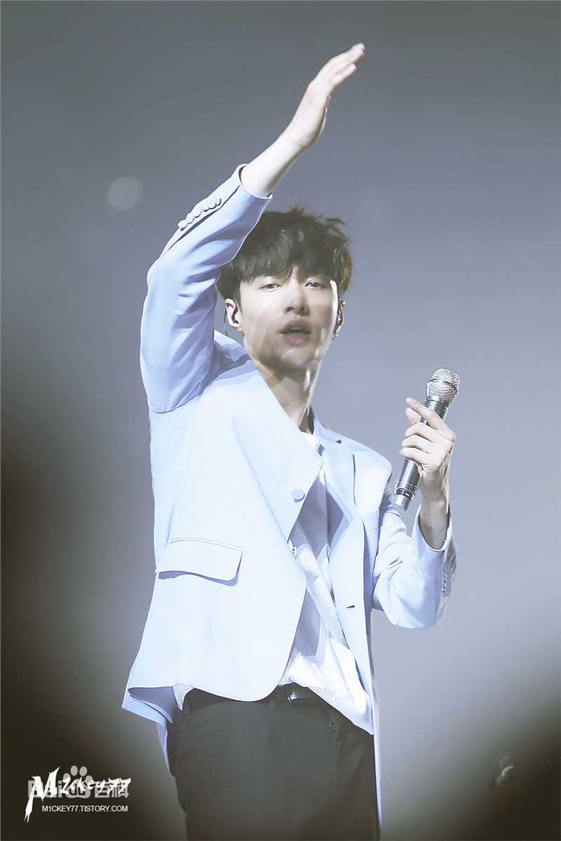 张艺兴(LAY，レイ)演出舞台壁纸壁纸