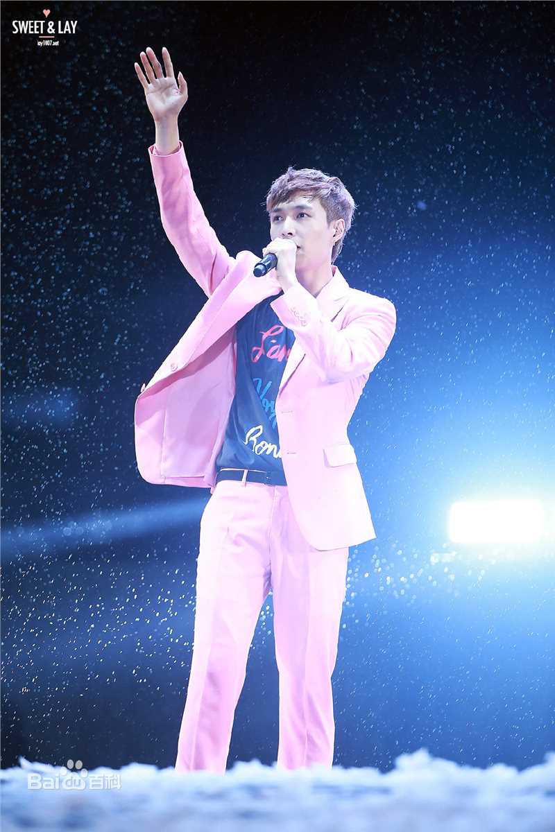 张艺兴(LAY，レイ)演出舞台壁纸壁纸