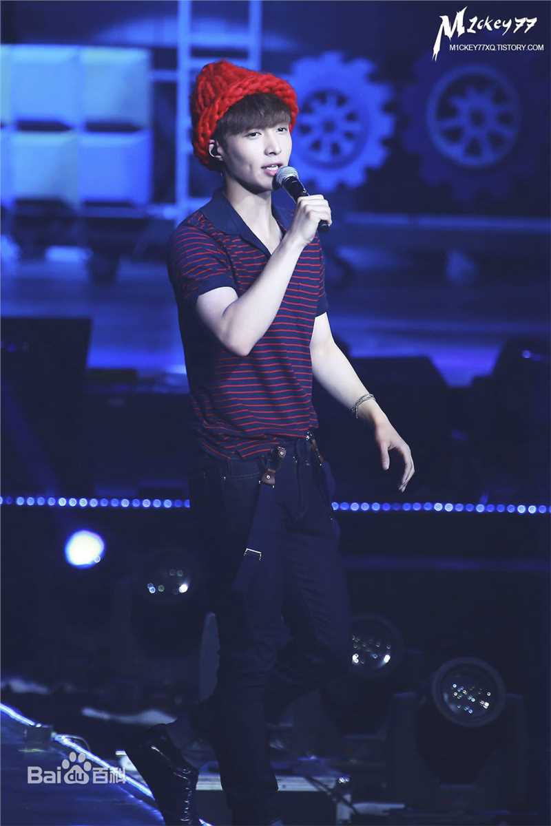 张艺兴(LAY，レイ)演出舞台壁纸壁纸