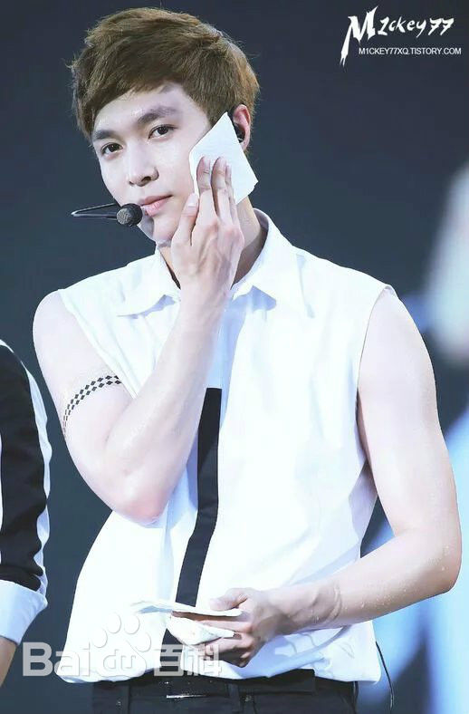 张艺兴(LAY，レイ)演出舞台壁纸壁纸