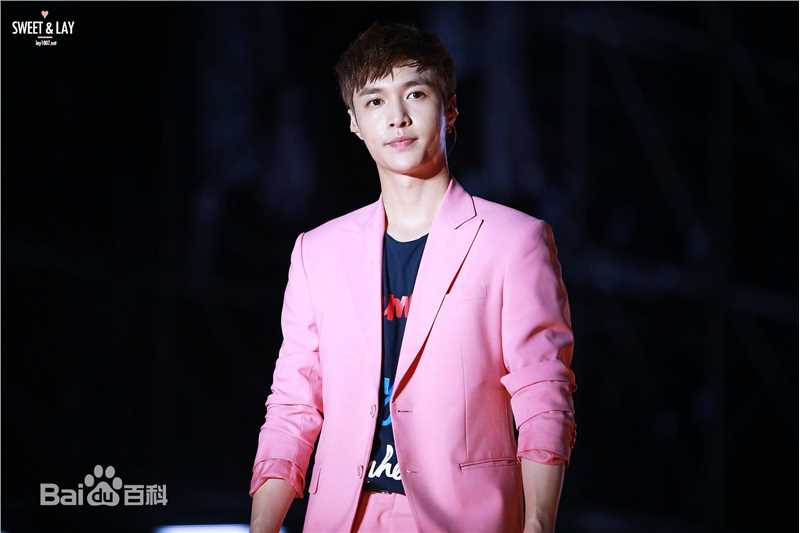 张艺兴(LAY，レイ)演出舞台壁纸壁纸