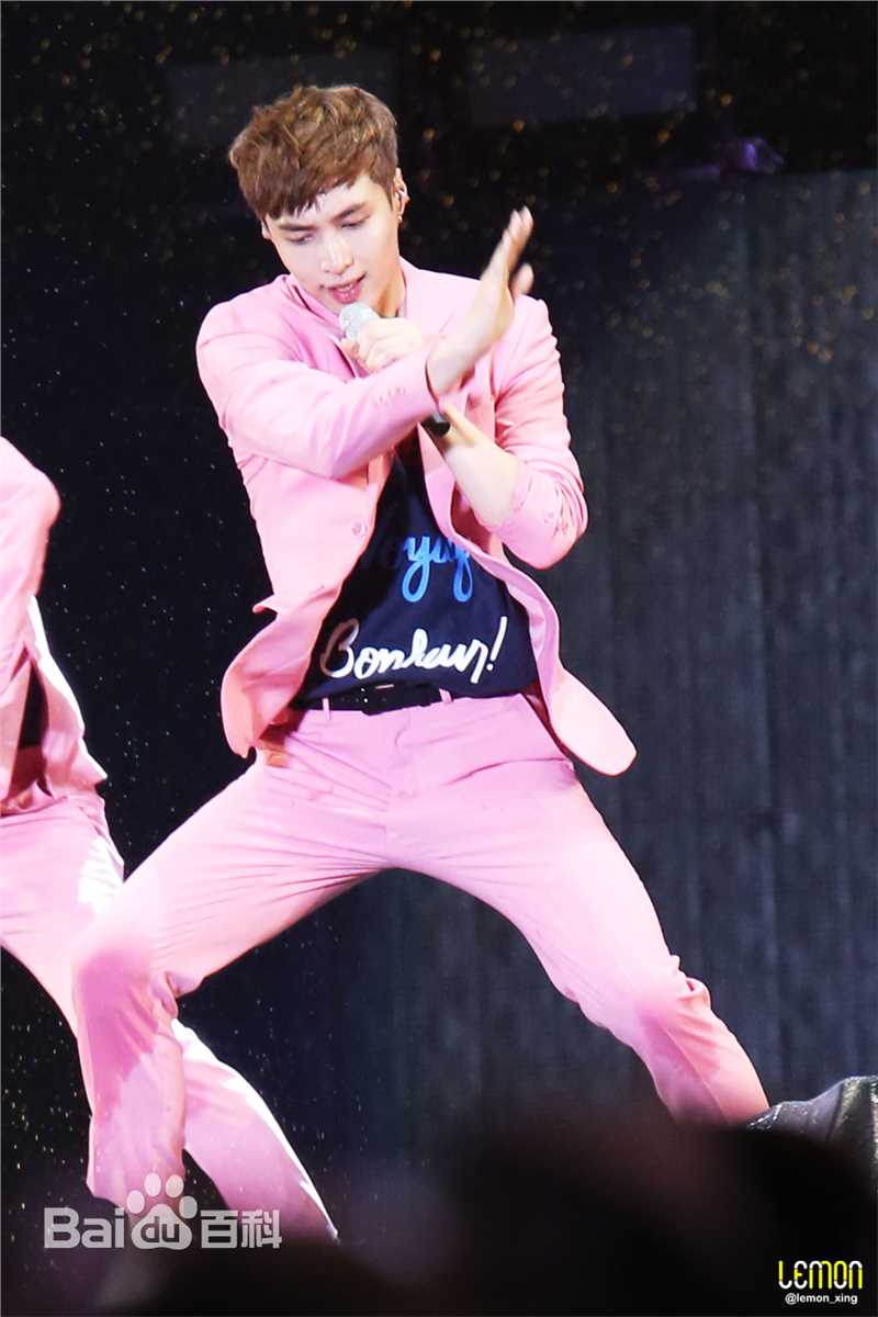 张艺兴(LAY，レイ)演出舞台壁纸壁纸