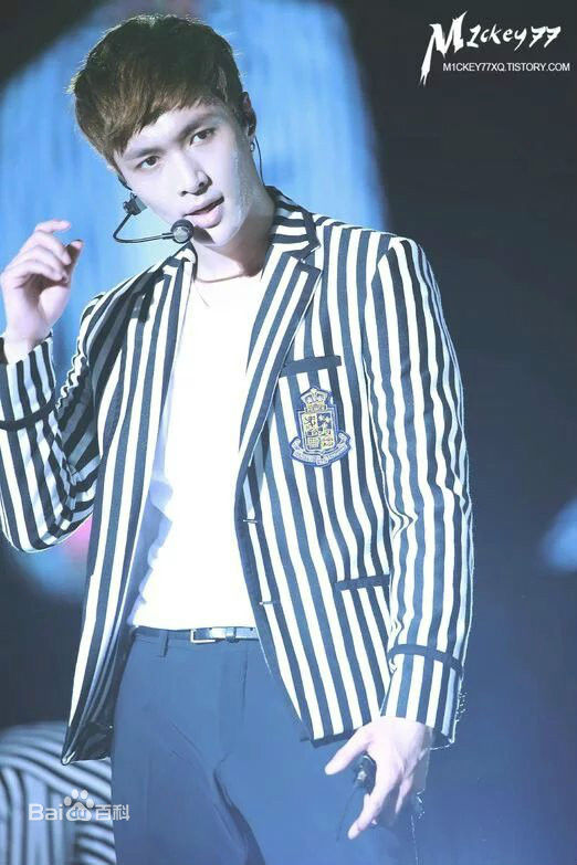 张艺兴(LAY，レイ)演出舞台壁纸壁纸