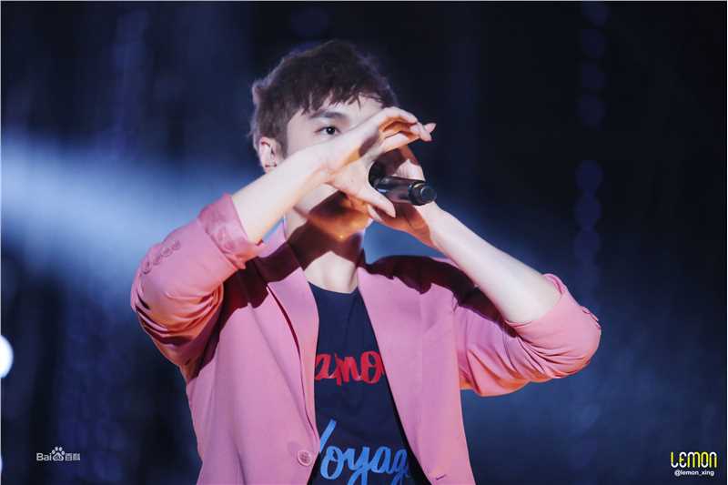 张艺兴(LAY，レイ)演出舞台壁纸壁纸