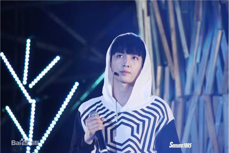 张艺兴(LAY，レイ)演出舞台壁纸壁纸