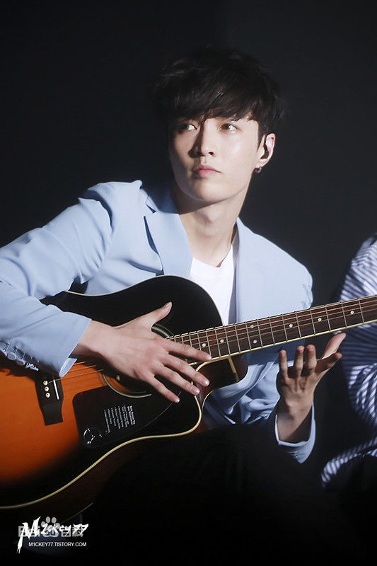 张艺兴(LAY，レイ)演出舞台壁纸壁纸