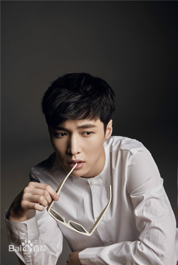 张艺兴(LAY，レイ)高清杂志图集