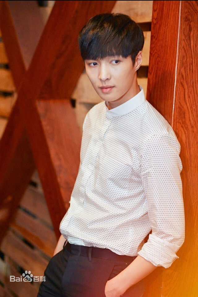 张艺兴(LAY，レイ)高清杂志图集