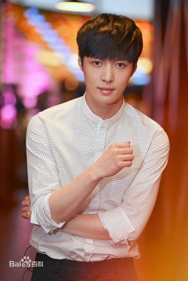 张艺兴(LAY，レイ)高清杂志图集