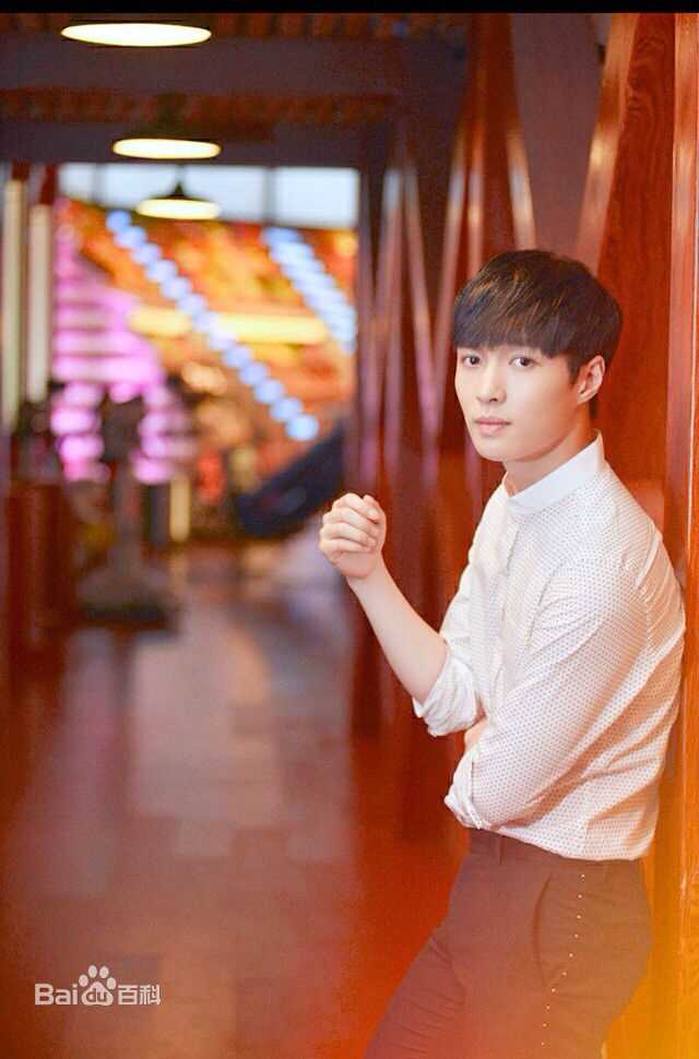 张艺兴(LAY，レイ)高清杂志图集