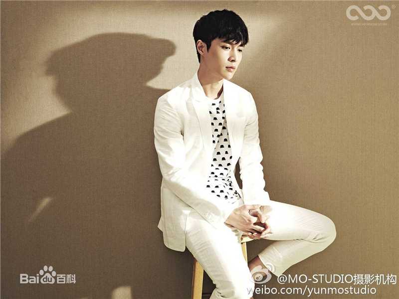 张艺兴(LAY，レイ)高清杂志图集