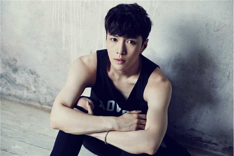 张艺兴(LAY，レイ)在《而立24》夏中的