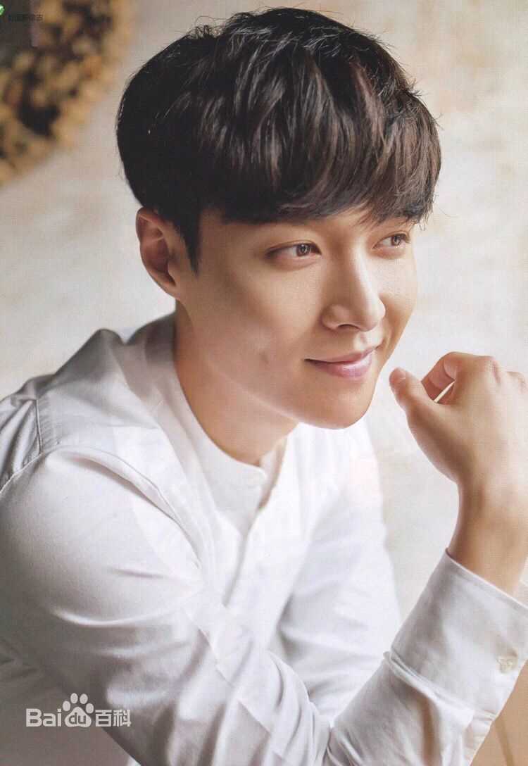 张艺兴(LAY，レイ)《年轻人》杂志