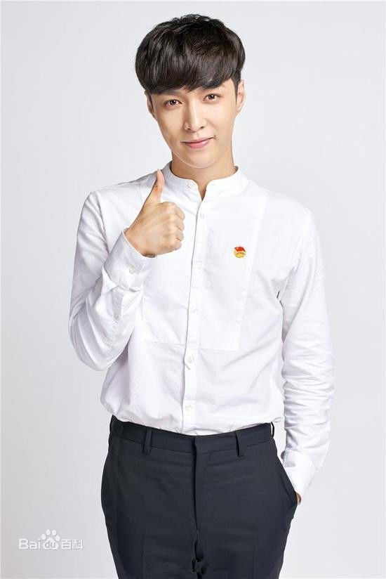 张艺兴(LAY，レイ)《年轻人》杂志