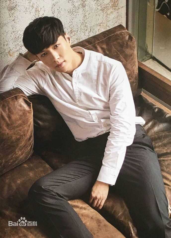 张艺兴(LAY，レイ)《年轻人》杂志