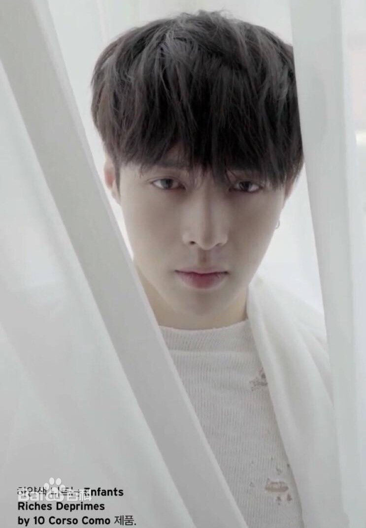 最优质张艺兴(LAY，レイ)在《W KOREA》中的相册