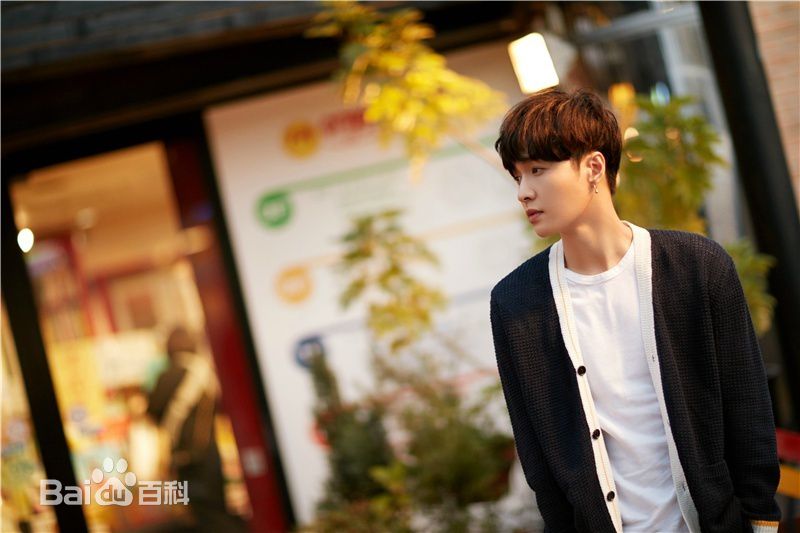 张艺兴(LAY，レイ)最新街拍壁纸