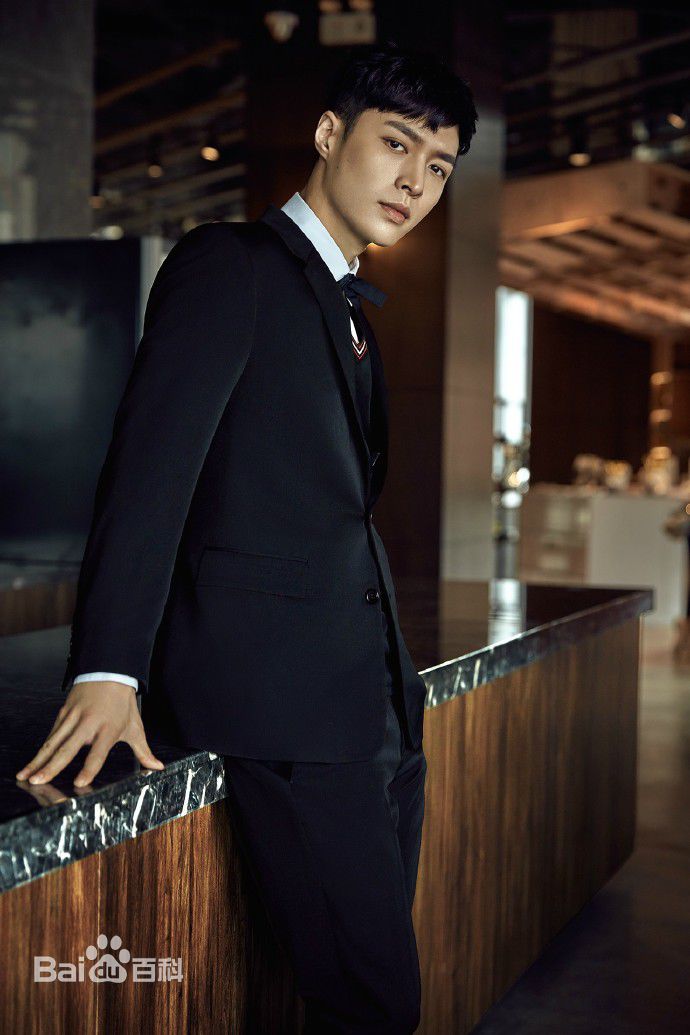 张艺兴(LAY，レイ)最新街拍壁纸