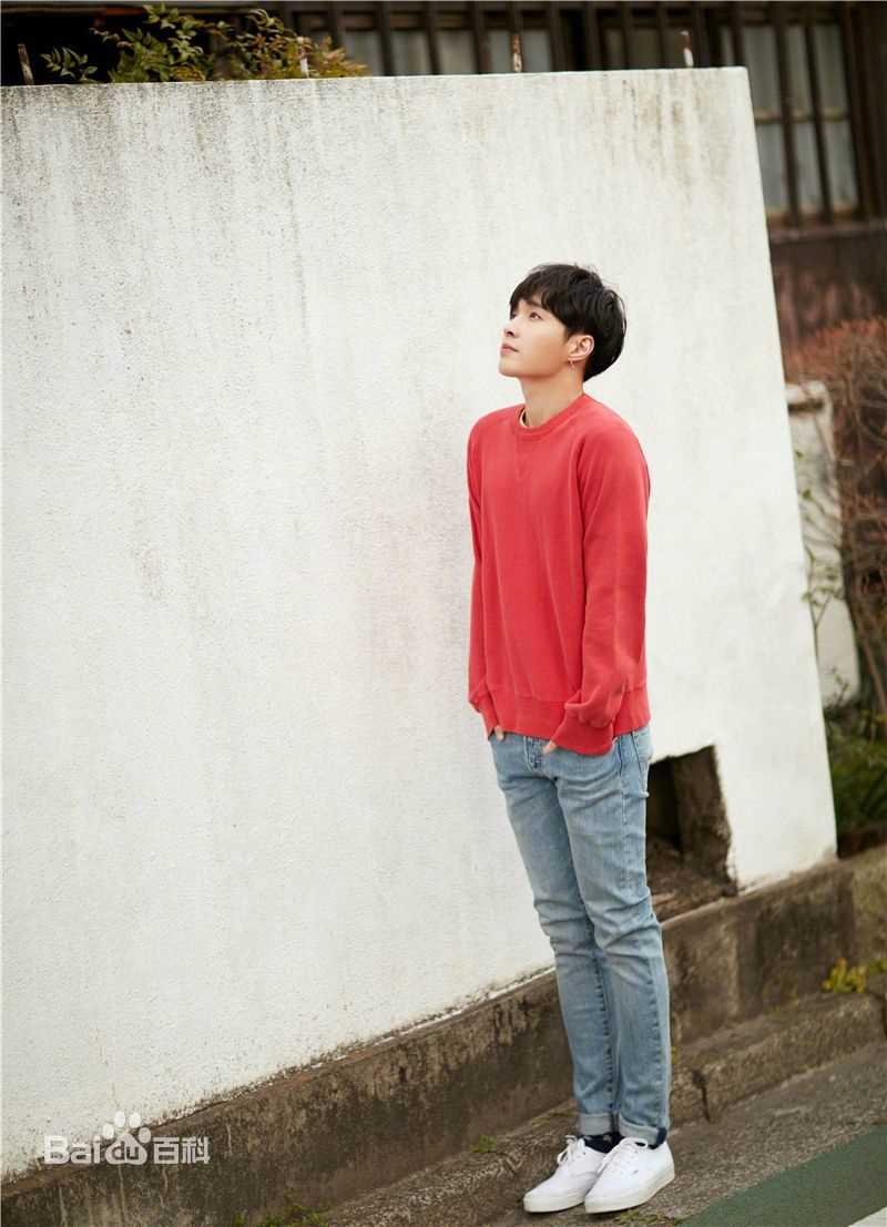 张艺兴(LAY，レイ)最新街拍壁纸