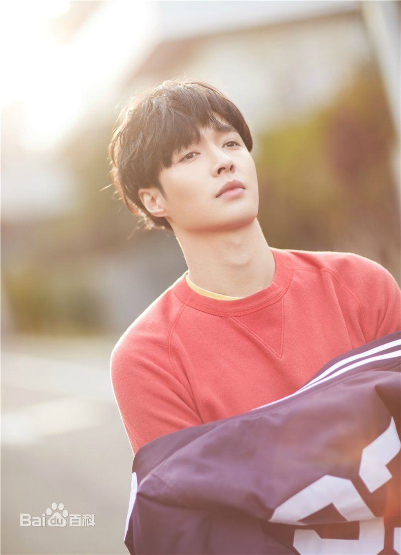 张艺兴(LAY，レイ)最新街拍壁纸