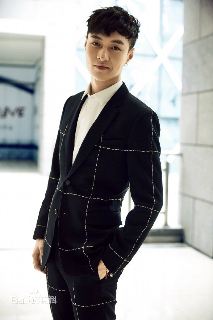 张艺兴(LAY，レイ)最新街拍壁纸