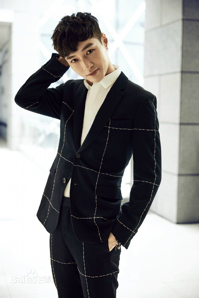 张艺兴(LAY，レイ)最新街拍壁纸