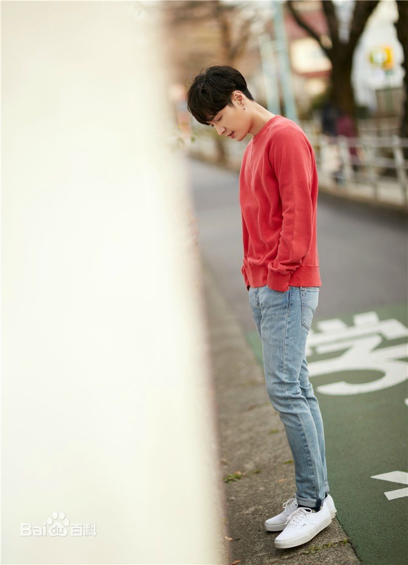 张艺兴(LAY，レイ)最新街拍壁纸