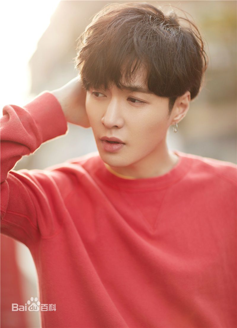 张艺兴(LAY，レイ)最新街拍壁纸