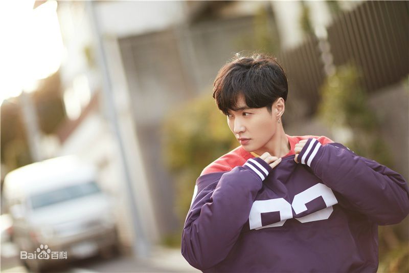 张艺兴(LAY，レイ)最新街拍壁纸