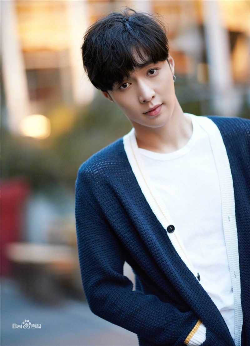 张艺兴(LAY，レイ)最新街拍壁纸