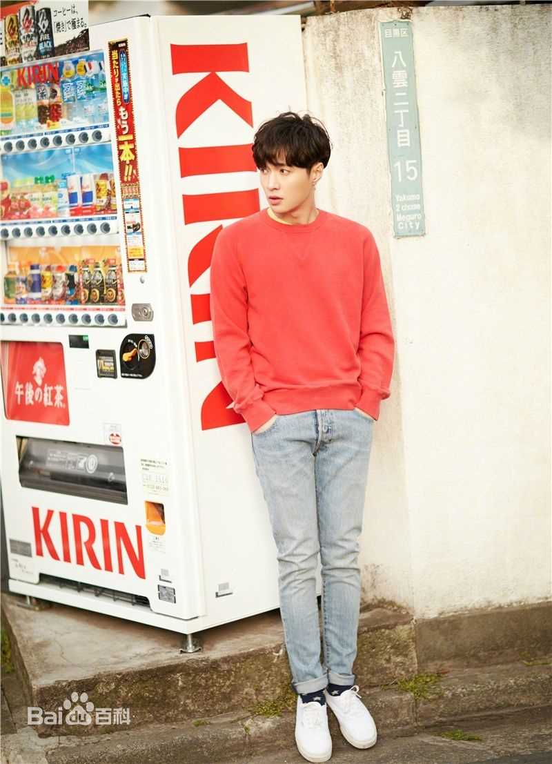 张艺兴(LAY，レイ)最新街拍壁纸