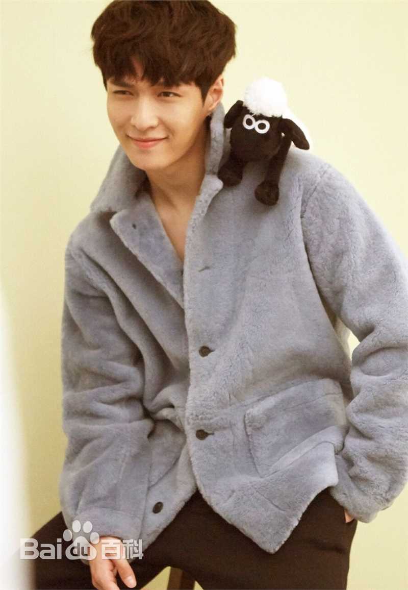 最新张艺兴(LAY，レイ)在《时尚COO》美容宝典中的壁纸