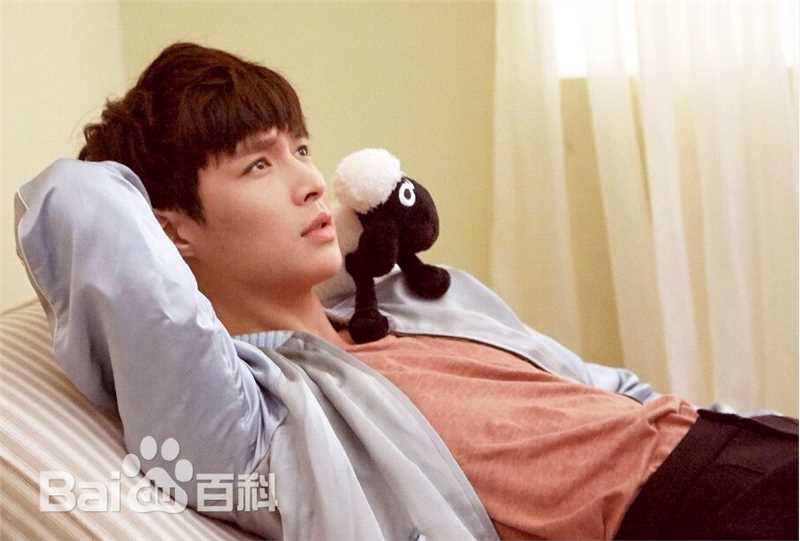 最新张艺兴(LAY，レイ)在《时尚COO》美容宝典中的壁纸