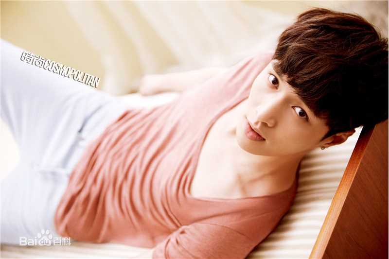 最新张艺兴(LAY，レイ)在《时尚COO》美容宝典中的壁纸