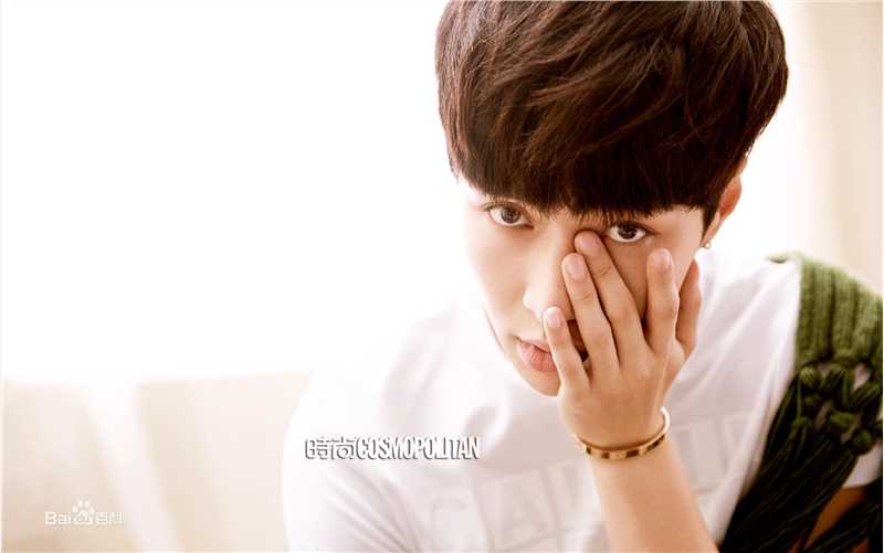 最新张艺兴(LAY，レイ)在《时尚COO》美容宝典中的壁纸