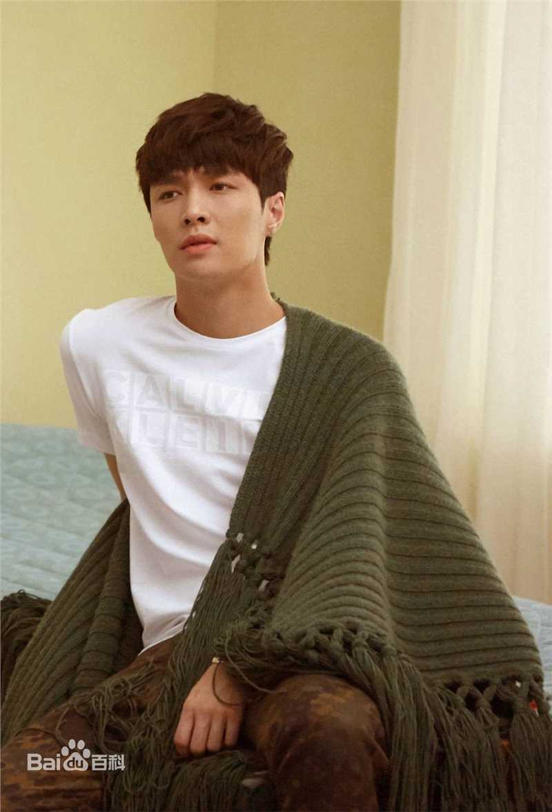 最新张艺兴(LAY，レイ)在《时尚COO》美容宝典中的壁纸