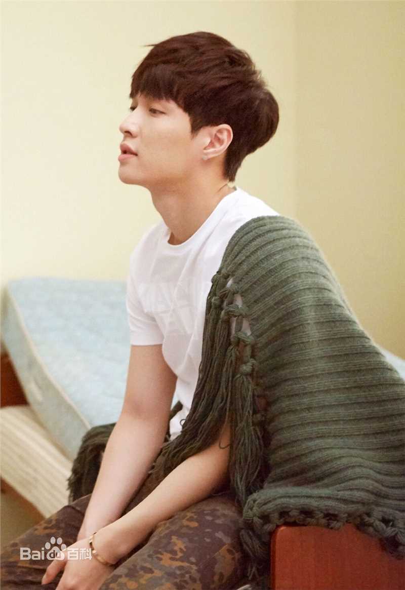 最新张艺兴(LAY，レイ)在《时尚COO》美容宝典中的壁纸