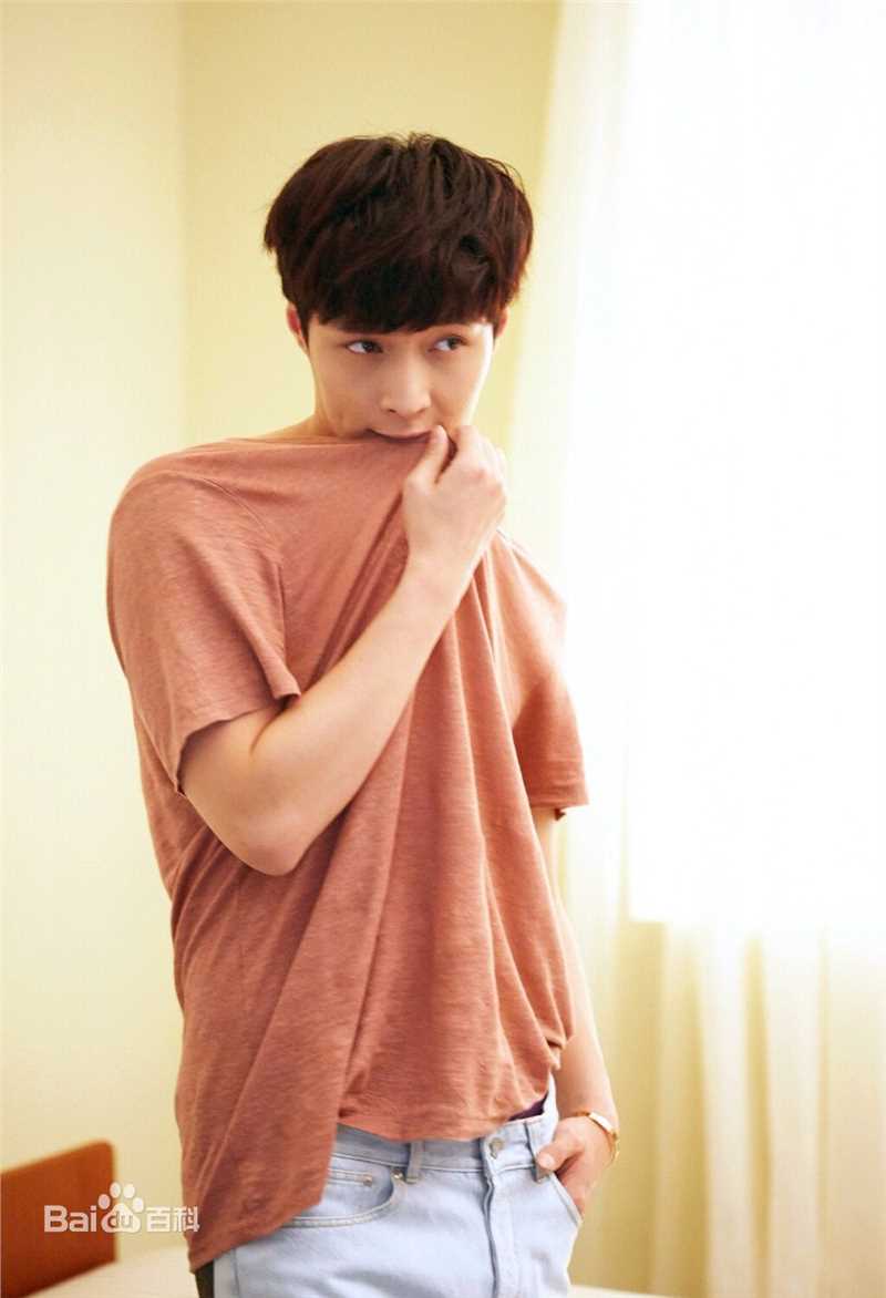 最新张艺兴(LAY，レイ)在《时尚COO》美容宝典中的壁纸