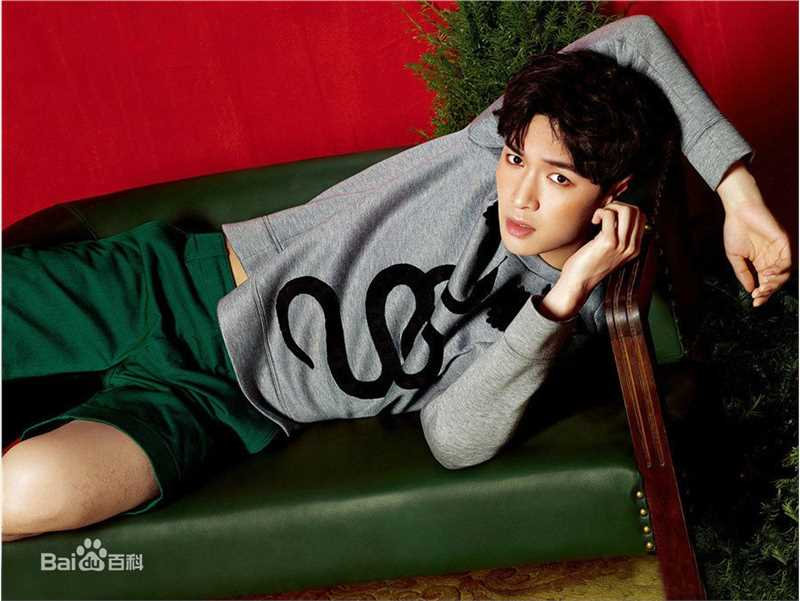 精选张艺兴(LAY，レイ)在《风度men's uno》中的图册