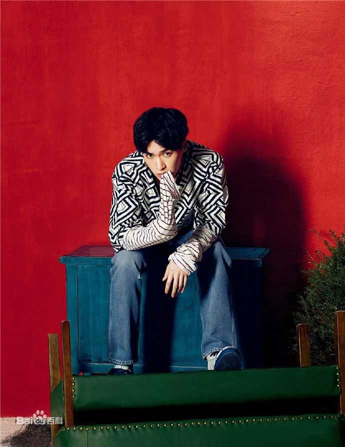 精选张艺兴(LAY，レイ)在《风度men's uno》中的图册